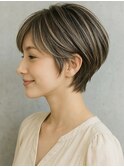 白髪ぼかしハイライト マッシュショート 刈り上げ 40代