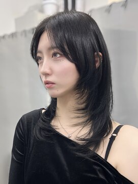 ロムーク 表参道(LOMKH) ミディアムレイヤーロングレイヤーカット顔周りオリーブベージュ