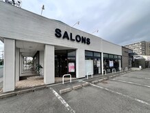 サロンズヘアー 西条中央店(SALONS HAIR)の雰囲気（駐車場有◎白い建物が目印です）