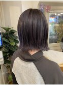 ブリーチベースのバイオレットカラー外ハネ切りっぱなしボブ