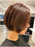 くびれショートボブミルクティーベージュ前下がりボブ30代40代