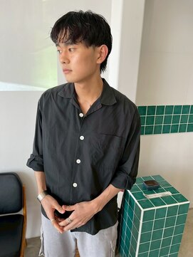 黒髪センターパートアップバングビジネス髪型メンズ