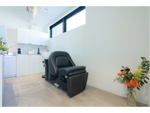 オーラヘアートウキョウ(ola. hair tokyo)の雰囲気（フルフラットになるシャンプー台にてリラックスいただけます。）