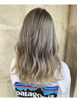 ガルボ ヘアー(garbo hair)&nbsp;グレーカラーハイトーン艶髪
