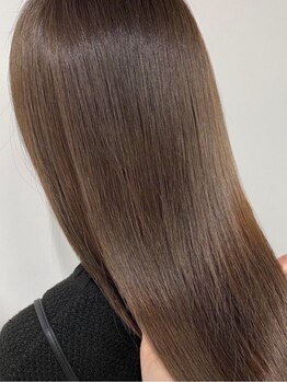 エストアール フクオカ 福岡博多店(est-r. Fukuoka)の写真/【湿気に負けないうる艶髪】この時期だからこそ、矯正が初めての方に体感頂きたい！ハイクラスの縮毛矯正◇