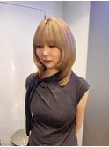 レイヤーカットとブロンドカラー