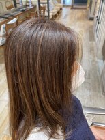 ネオリーブエム(Neolive em;)&nbsp;ミディアムレングス☆白髪ボカシハイライト☆