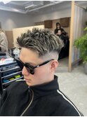 短髪ホワイトメッシュ　フェードカット