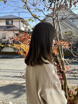 赤みを抑えた透明感◎エドルカラーで上品ミディアム