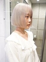 ダブ アオヤマ(DaB AOYAMA)&nbsp;【ブリーチ2回で作る】真っ白×タイトなミニボブ