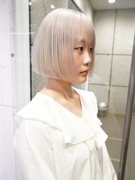 ダブ アオヤマ(DaB AOYAMA) 【ブリーチ2回で作る】真っ白×タイトなミニボブ