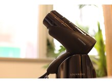 細胞に働きかける「復元ドライヤー」で髪をよい状態に乾かしていきます。