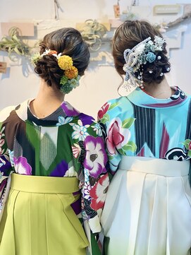 ヘアセットサロンエッジ(Edge) 卒業式お友達と一緒にルーズシニヨン