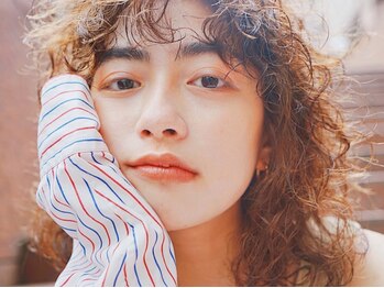 ヨロヘアー(YOLO hair)の写真/【なんば駅すぐ◇平日10時～21時まで営業】選べるパーマが魅力的☆トレンドパーマで気軽にイメチェン♪