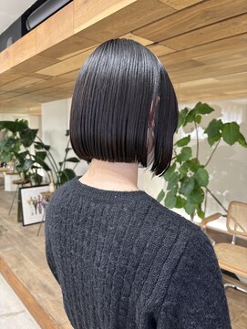 サーリー(SURLY) 丸みボブ前下がりカット耳掛けヘア