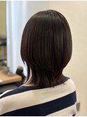 襟足がやや長めの、丸みのあるボブスタイル