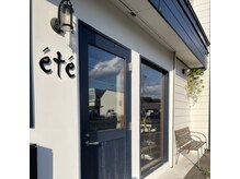 駐車場は店舗脇3台の白いポールが目印です