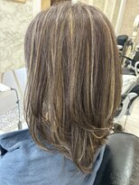 ヘアーデザインムーヴ(Hair design MOVE)&nbsp;白髪ぼかしハイライト　ミディアム