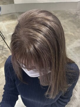 エイチ(811) アンブレラカラーアッシュグレーベリーショート切りっぱなしボブ