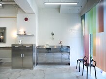 チカシツ(Chikashitsu)の雰囲気（STORE DESIGN : STUDIO DORNUTS 洗練されたクリーンな空間です）