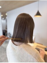 骨格・髪質・雰囲気を見極め、1mm単位で計算されたカットを提供