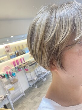 プレフェレプレフェ(prefere prefe) 全頭ブリーチ・ベージュ系カラー×耳かけショート