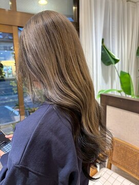 コスタエストオブリシェール(COSTA EST of RICHAIR) ホワイトベージュのデザインカラー