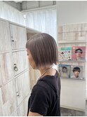 白髪ぼかしハイライトの透明感グレージュボブ