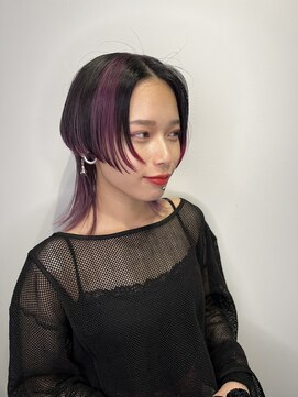 ウルフカット/前下がり/センターパート/ピンクバイオレット