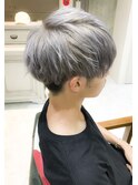 シルバーカラーツーブロックマッシュショート　ブリーチカラー