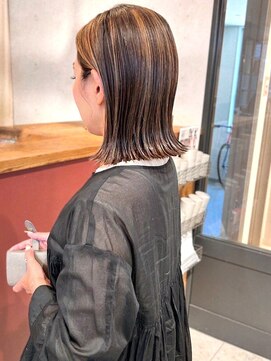 アトリエ(atelier.) 白髪ぼかしハイライト 外ハネ くびれミディ 髪質改善