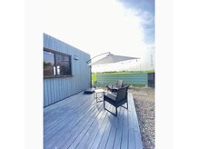 ヘアドゥクラブス リトリート(Hair 2CRAB’s retreat)の雰囲気(外にはカフェスペースを。)