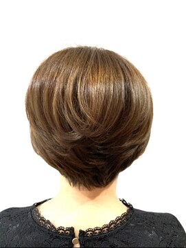 えほん美容室 くびれが綺麗★大人ショート
