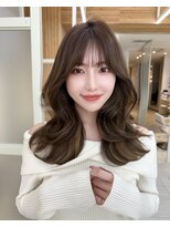 アフロートリノ(AFLOAT Leino)&nbsp;大人かわいい韓国ヘア　レイヤーたっぷりで動きのあるヘアを