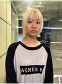 切りっぱなしボブ抜きっぱなしブリーチブロンドレイヤーボブ
