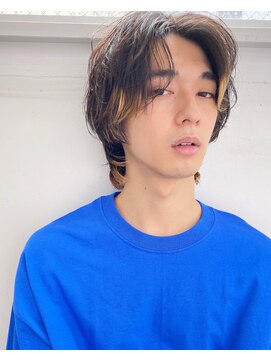 ユノ(juno) メンズミディアムパーマ デザインハイライト かき上げ