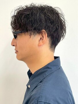 ツーブロックマッシュ 波巻きパーマ センターパート