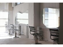 シックス(6+)の雰囲気(大きな窓から、自然光が降り注ぐ開放的な店内印象的なミラーも)