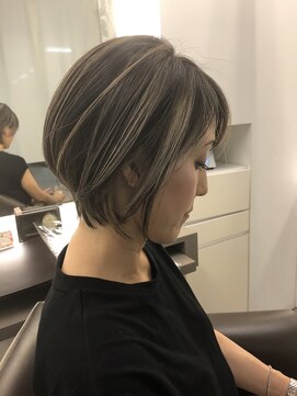 パシフィックダズールバトン(Pacific Dazzle baton) ハイライト　ショートボブ