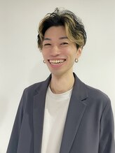 【横山コウタ】ショート指名No.1。インナーカラーやデザインカラー、パーマなどを組み合わスタイル