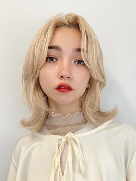 ホフ 大阪心斎橋店(F.O.F) ハイトーンベージュブロンドカーテンバングミディアムレイヤー