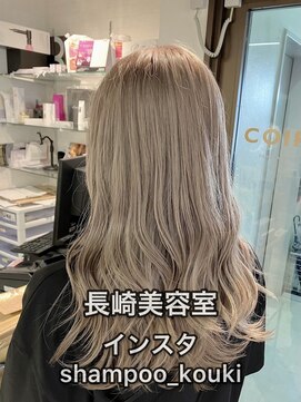 コワファースト長崎シャンプーボーイ 2nd(COIFF1RST 長崎 SHAMPOO BOY) 長崎 レイヤーカット ホワイトベージュ