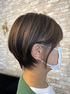 クマプラス(KUMA+) チラ見えイヤリングカラーショート