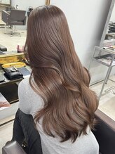 【ミルクティーのような柔らかい色味のベージュ】髪の艶感と肌馴染みが良く、メイクとの相性◎