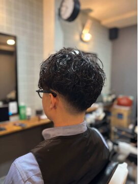 ザ ブライト バーバー(The BRIGHT BARBER) センター分けスパイラルパーマ フェードスタイル