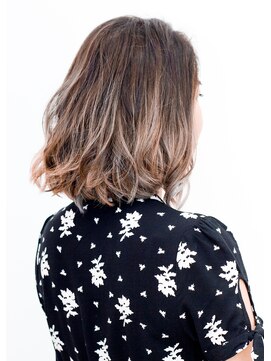 ソーホー ニューヨーク シズオカ(SOHO newyork SHIZUOKA) グレージュカラーのフェミニンカールミディ