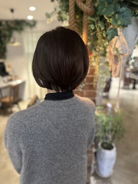 ジャンナ(Janna) まとまりのあるひさ型ボブ