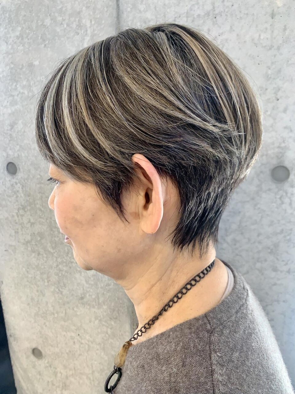 あわ 白髪60 立川・府中｜60代、白髪ぼかしカラー】くびれショートにちょっと