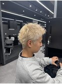 金髪スパイキー