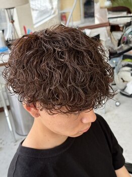 パーマを360度際立たせる♪毛先の動きまでこだわるフェードカットで、一人一人に合ったStyleをご提案！